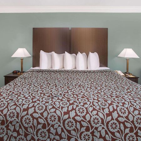 Days Inn By Wyndham Crowley Exteriér fotografie
