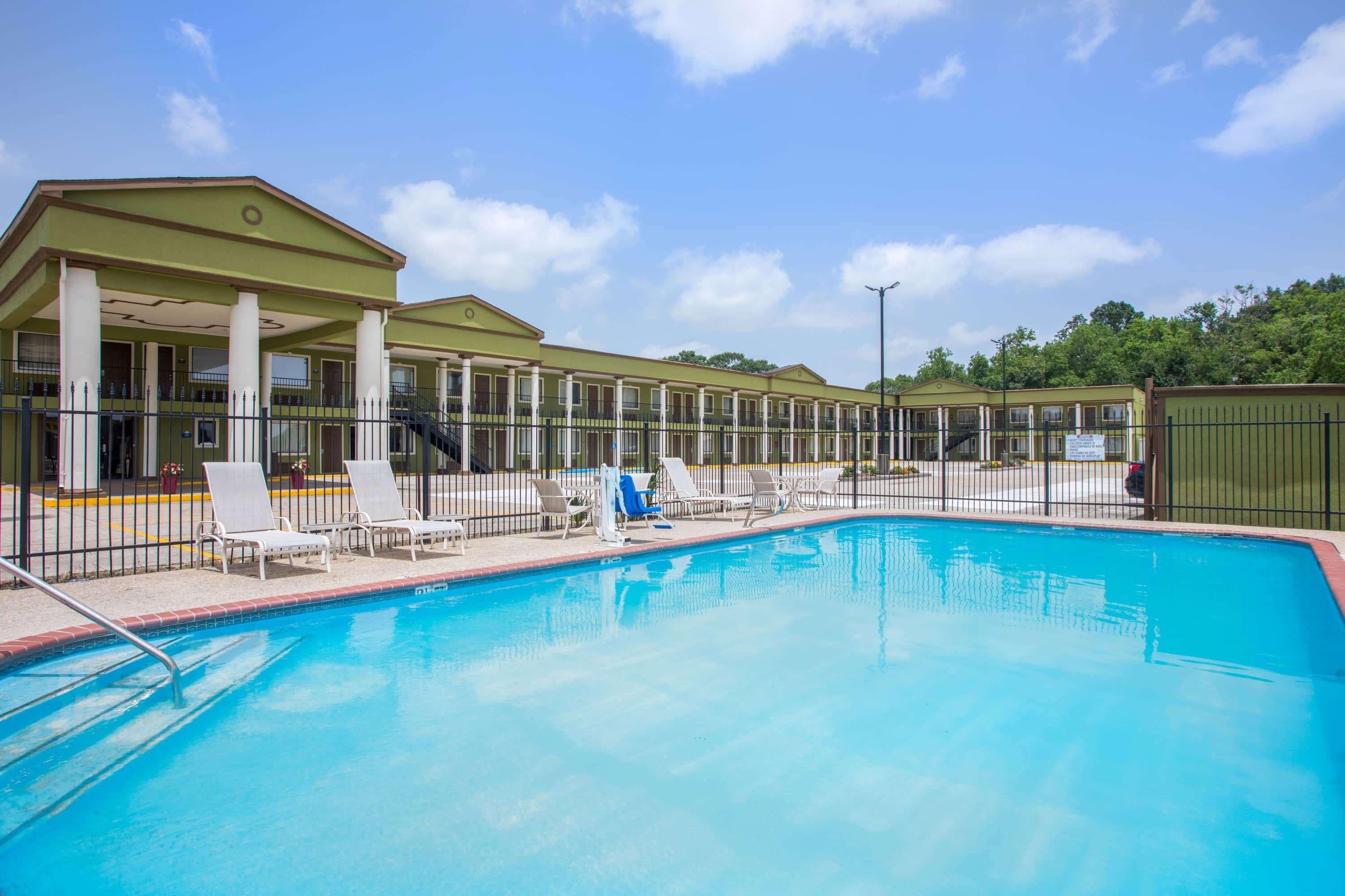 Days Inn By Wyndham Crowley Exteriér fotografie